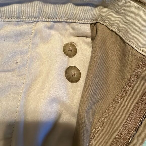 Van Heusen khaki 38 waist men’s shorts EUC 100% Cotton 8” inseam, flat front - Picture 10 of 12
